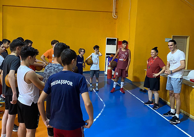 PROFESYONEL BASKETBOLCU ATUN’DAN TREDAŞ SPOR’A MORAL ZİYARETİ